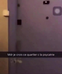 homme fou claque porte