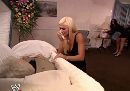 clip wwe catch enterrement attaque assasinat vase