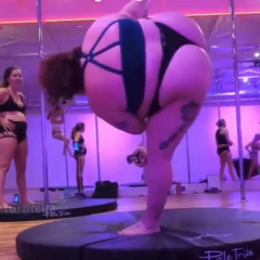 strip tease femme grosse broche