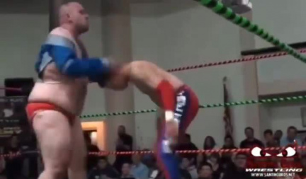 homme gros combat catch attaque seins