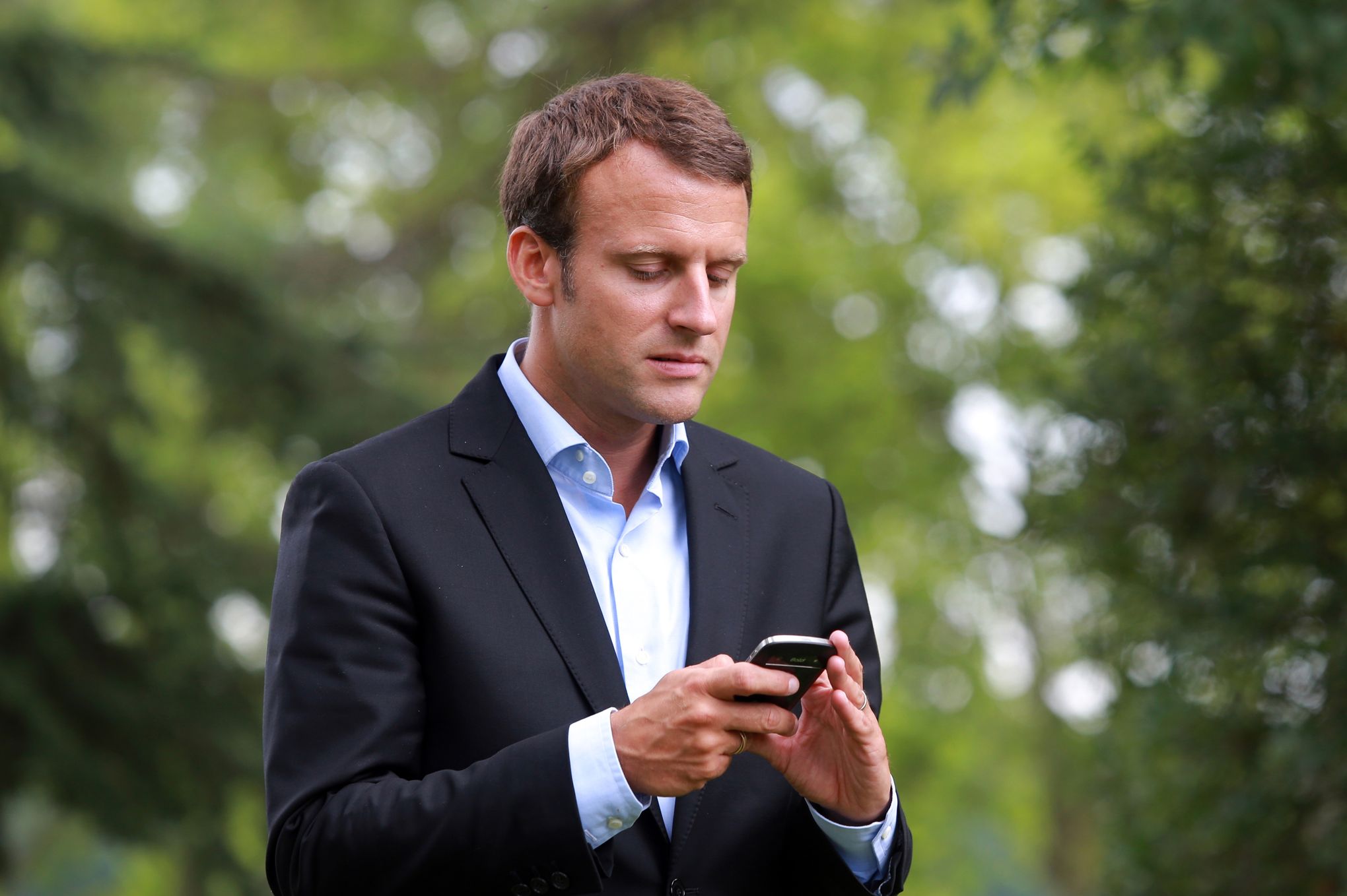 Macron regardant son tel