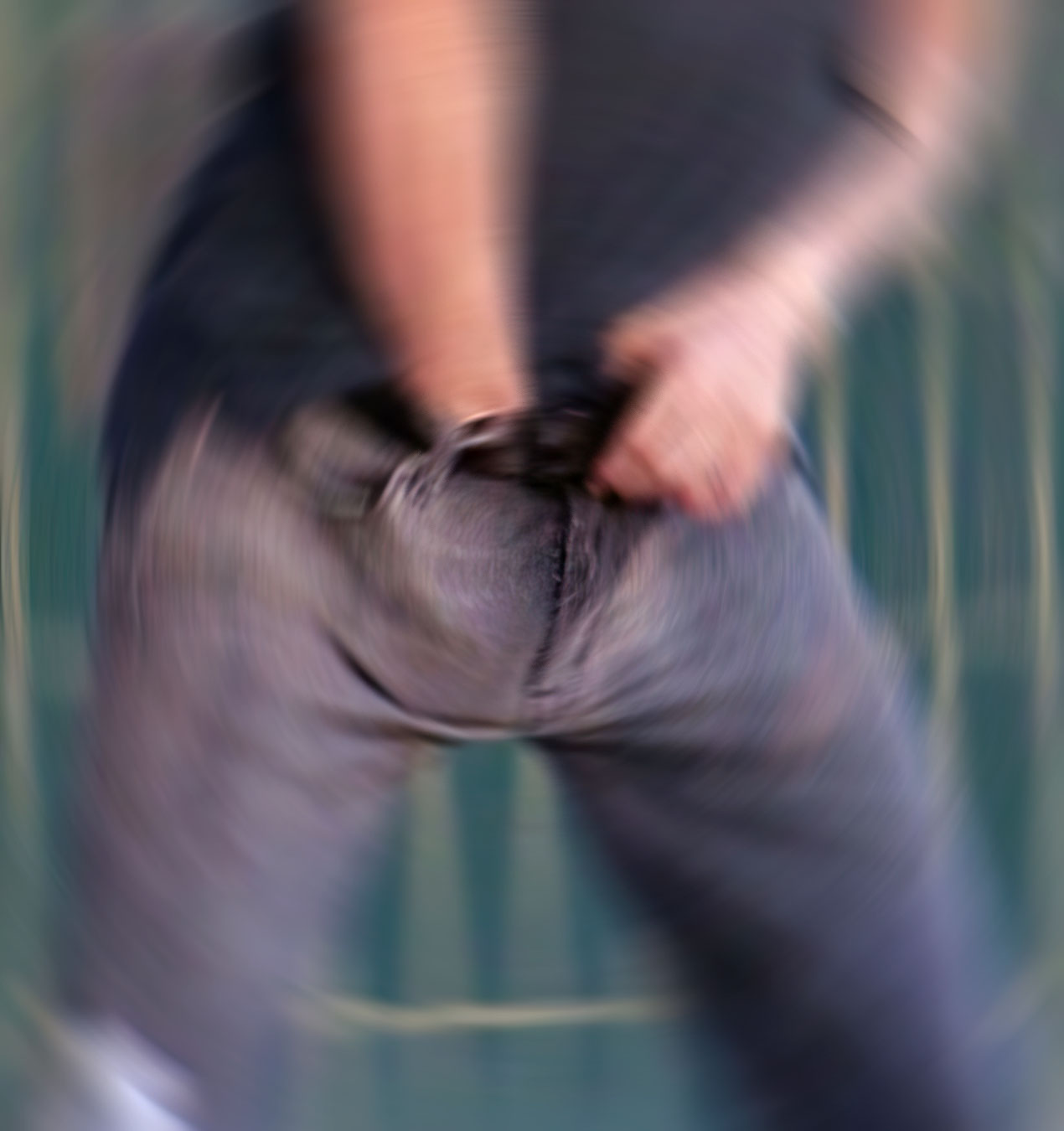 Main dans le jean