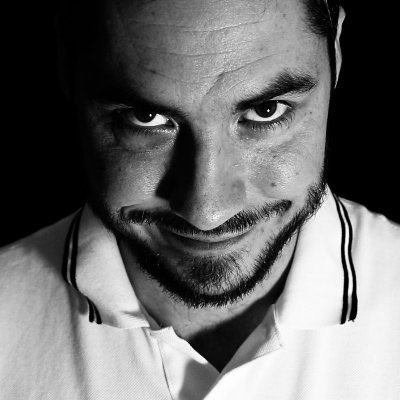 asterion noir et blanc sourire