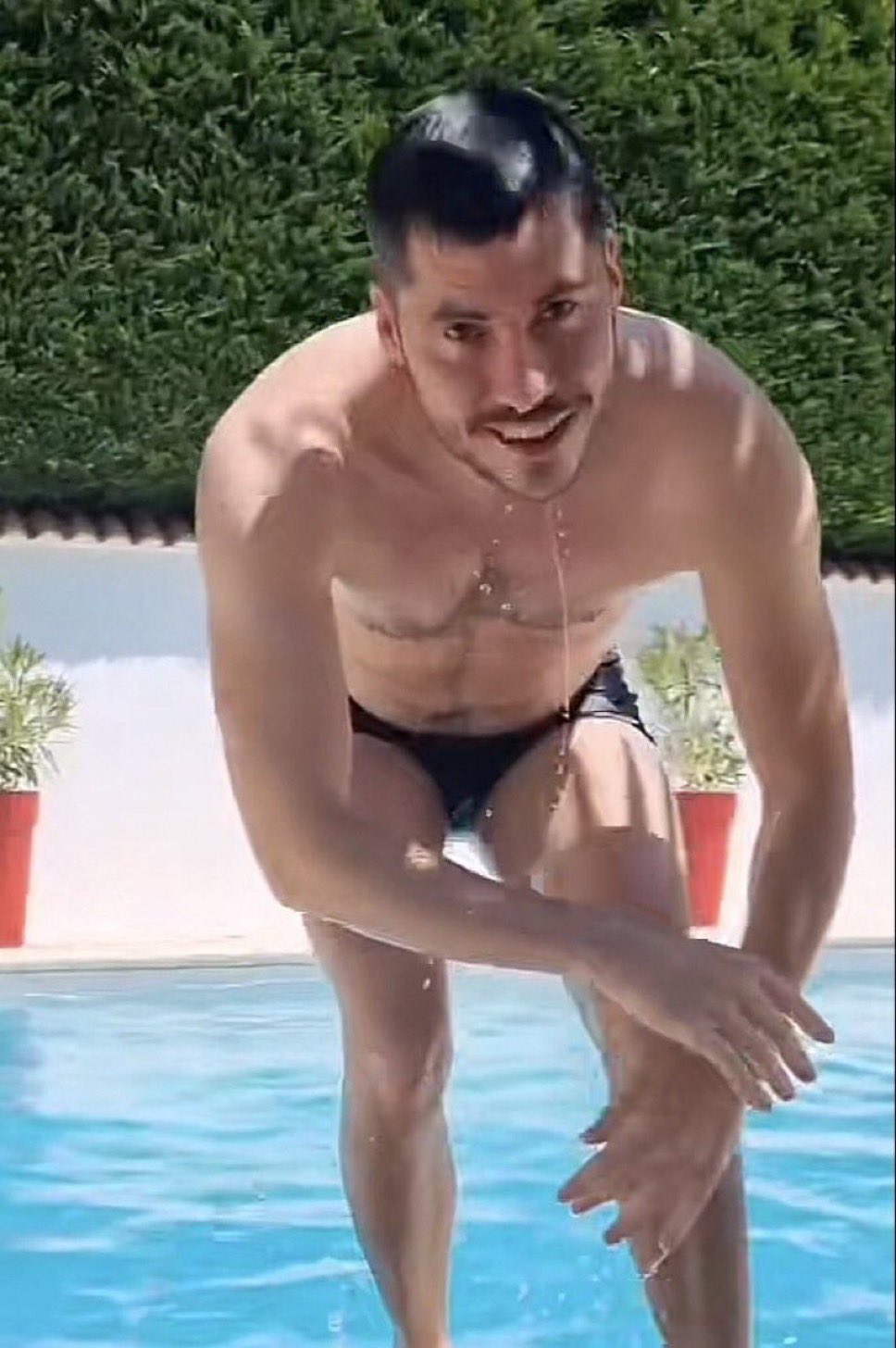 asterion sort de la piscine regard