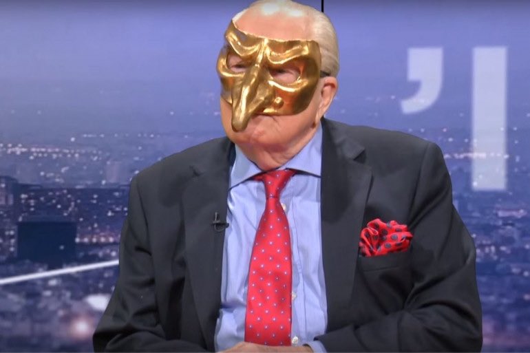 Jean-Marie Le Pen vu portant un masque de carnaval pour Mardi Gras lors d'une interview télévisée