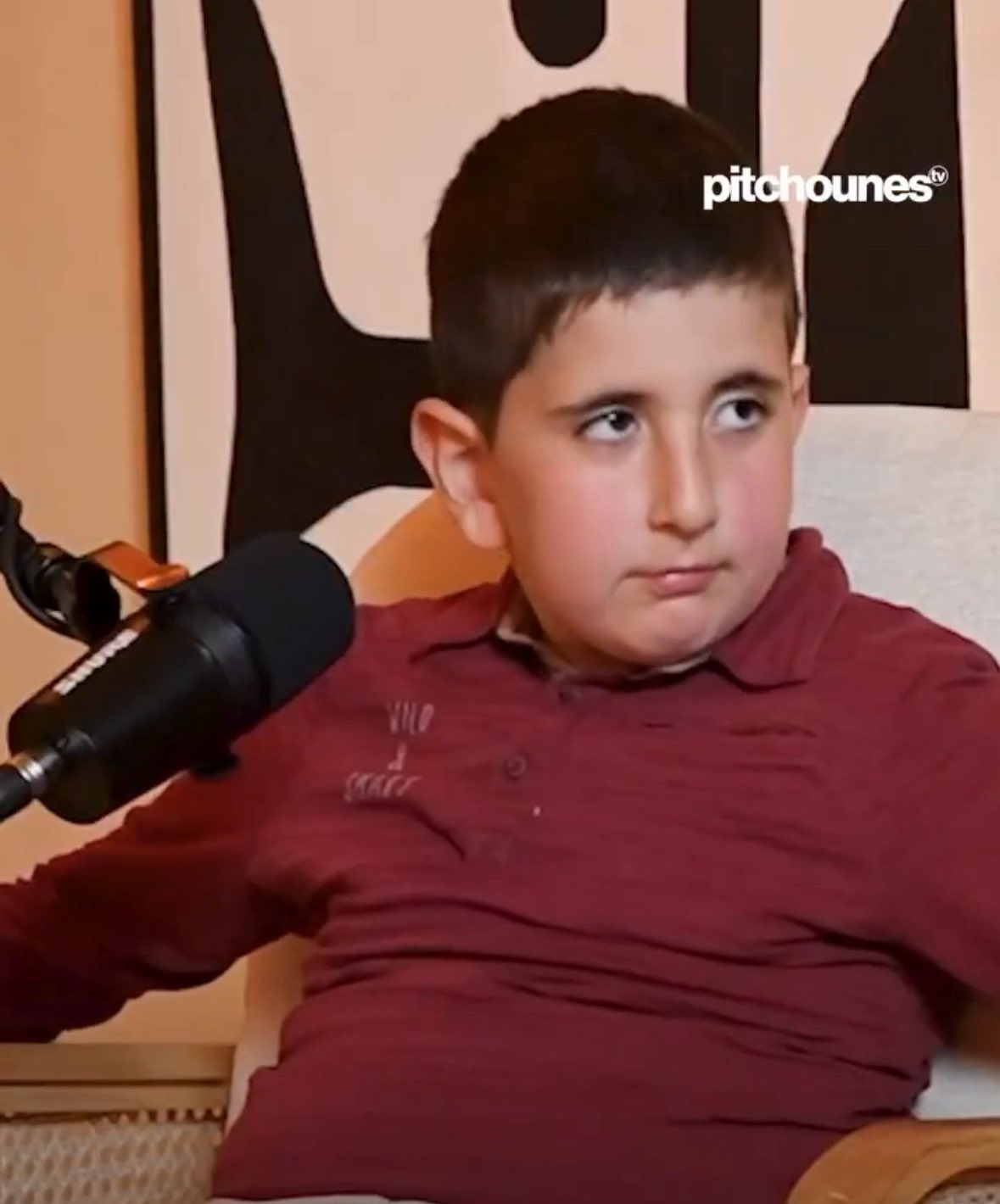 le ptit qui dis j’aime très beaucoup le tenis, enfant regard blazé dépité