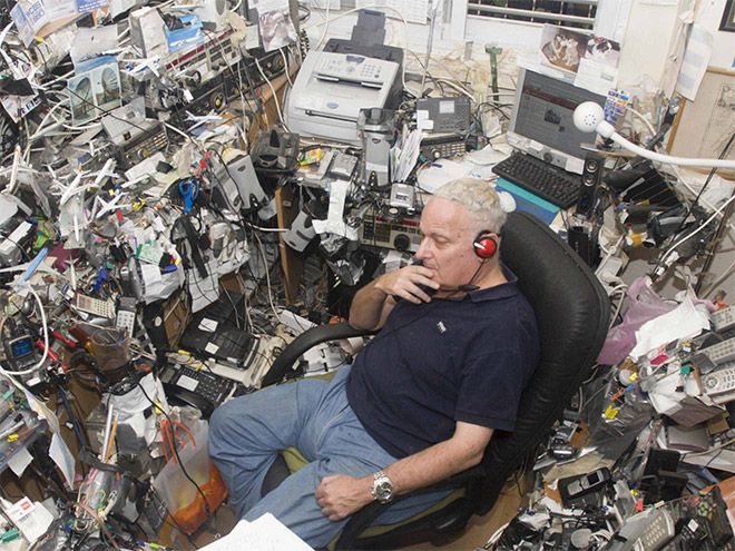 Rare image d'un analyste SOC face aux nombreux événements du SI
