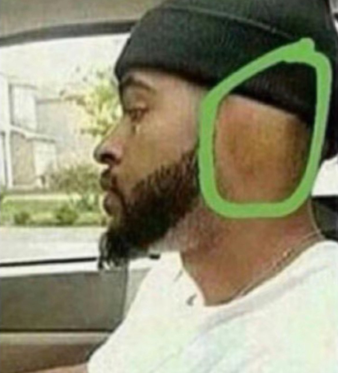 homme noir qui n'a pas d'oreille, n'écoute pas, n'écoute rien bonnet barbe