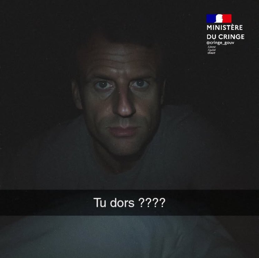 ministere du cringe, tu dors emmanuel macron