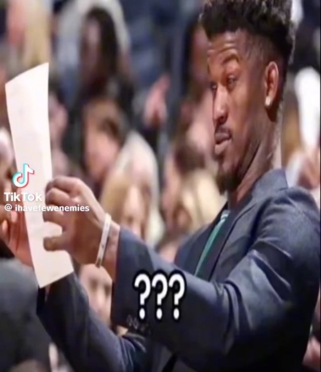 Joueur de la NBA lisant un papier avec une expression confuse