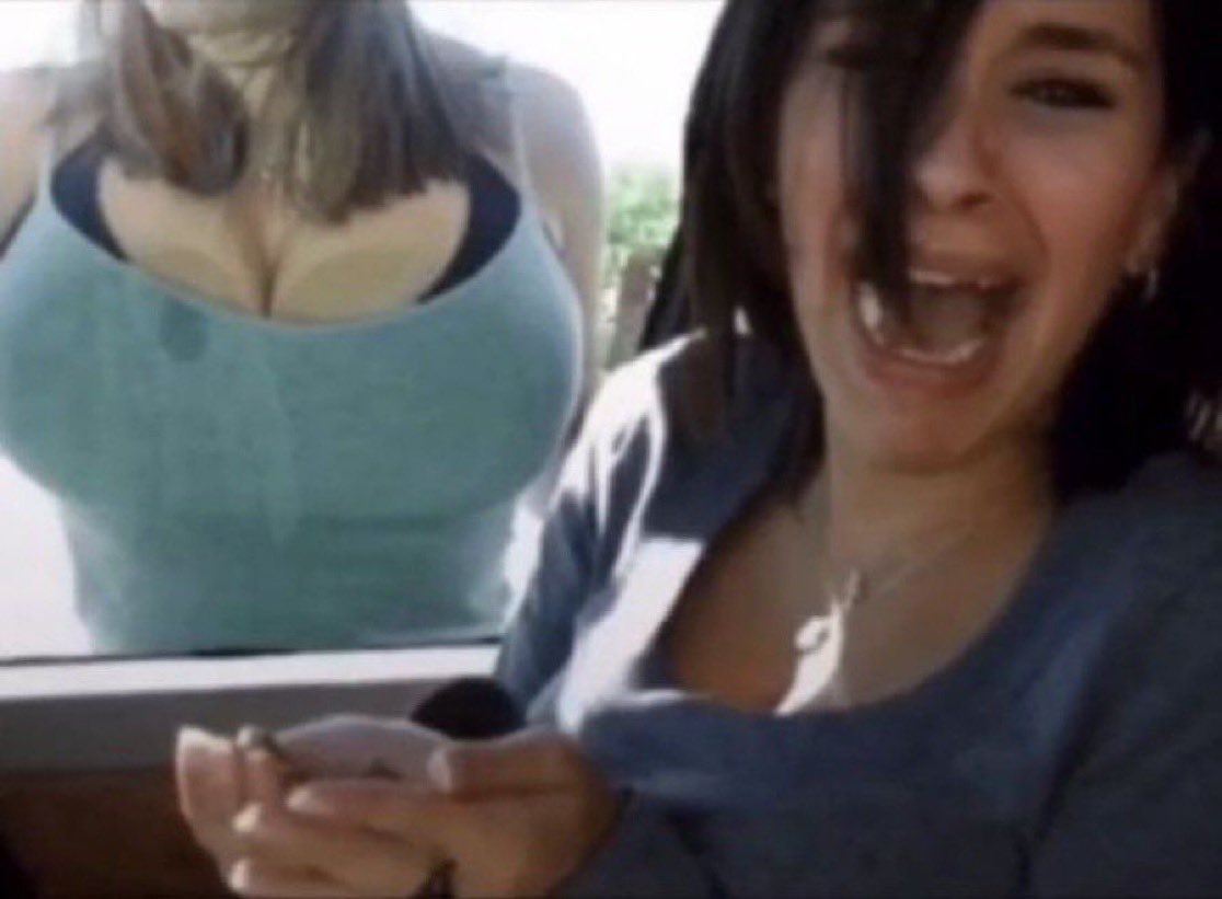 nibard seins poitrine collé a une vitre de voiture visage peur cris pleure