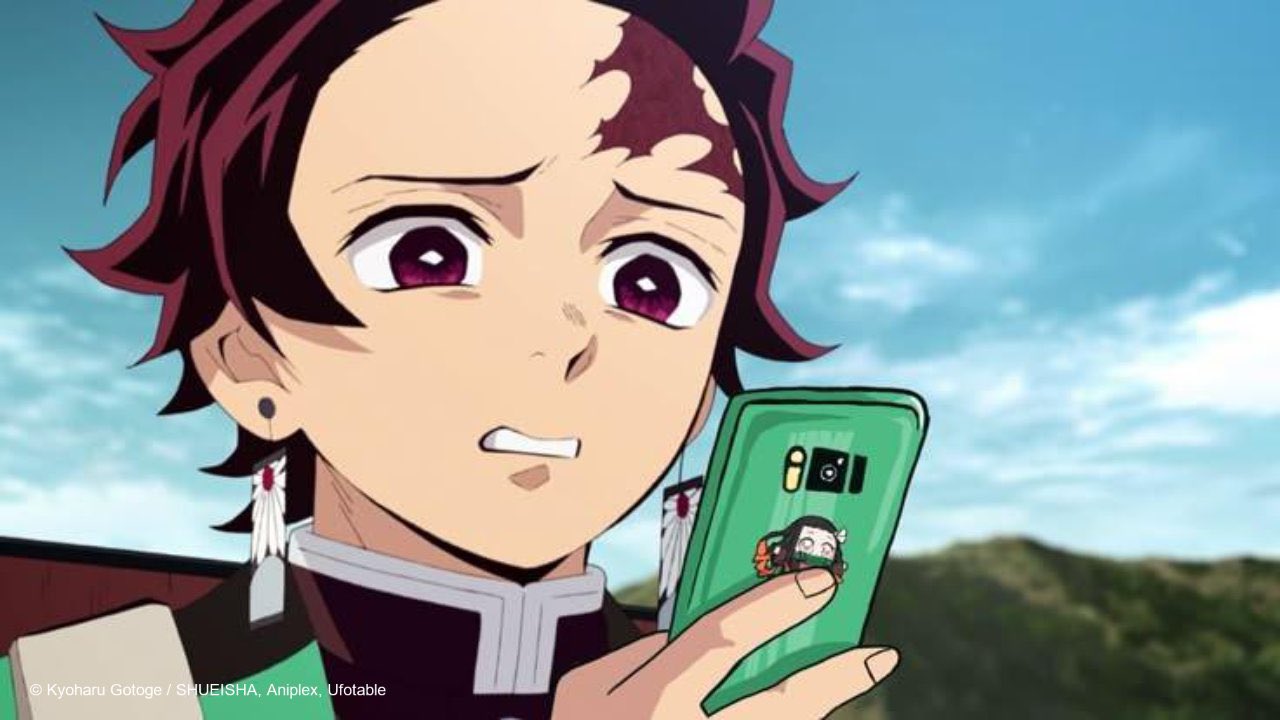Tanjiro inquiet regardant son téléphone portable avec Nezuko dessus, ciel nuageux en arrière-plan