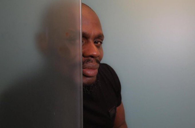 Kery James Regard malicieux à moitié caché