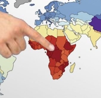 Main pointant vers l’Afrique sur une carte de la pauvreté