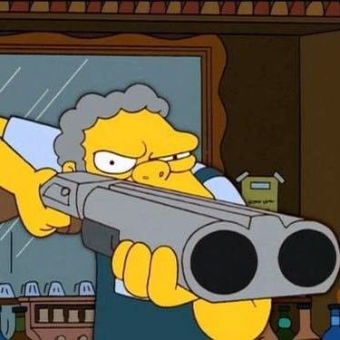 Moe pointe un fusil de chasse à double canon avec une expression menaçante.