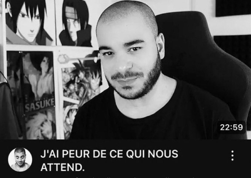 Les Vidéos de Riles Miniature Youtuber inquiet avec message dramatique – 'J’ai peur de ce qui nous attend', fond d’anime en noir et blanc