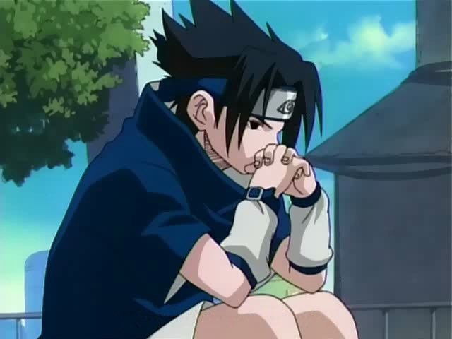 Sasuke assis les mains jointes, regard pensif – ambiance mélancolique tirée de Naruto