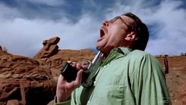 Walter White de Breaking Bad crie avec une arme à feu sous le menton dans le désert