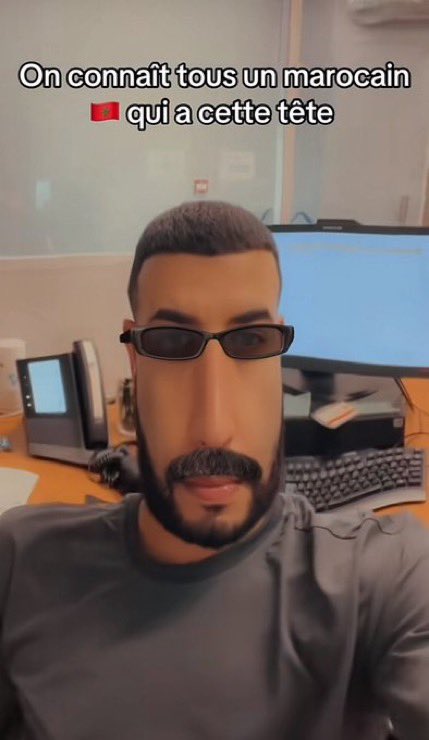Homme avec filtre Snapchat déformé au bureau accompagné du texte on connaît tous un marocain qui a cette tête
