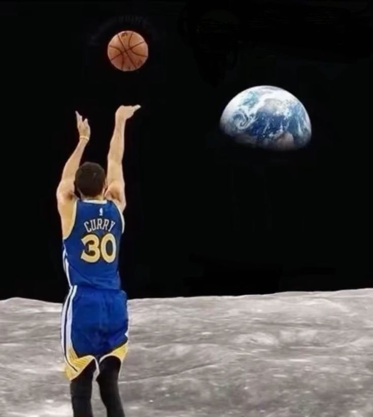 Stephen Curry en train de tirer un ballon de basket depuis la lune, en direction de la Terre. Mème exagéré sur ses tirs impossibles à 3 points