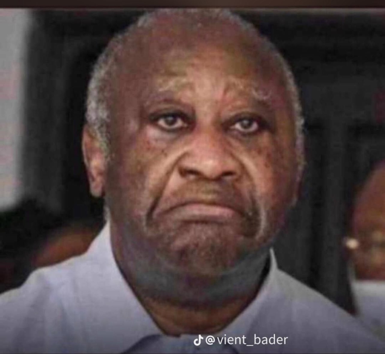 Homme plus âgé au regard vide et à l'expression abattue. Évoque une fatigue extrême, une déception ou une résignation profonde. Ton triste et introspectif