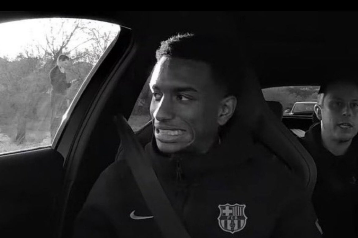 Alejandro Balde dans une voiture avec une grimace de gêne ou d’inquiétude Ambiance tendue et embarrassante