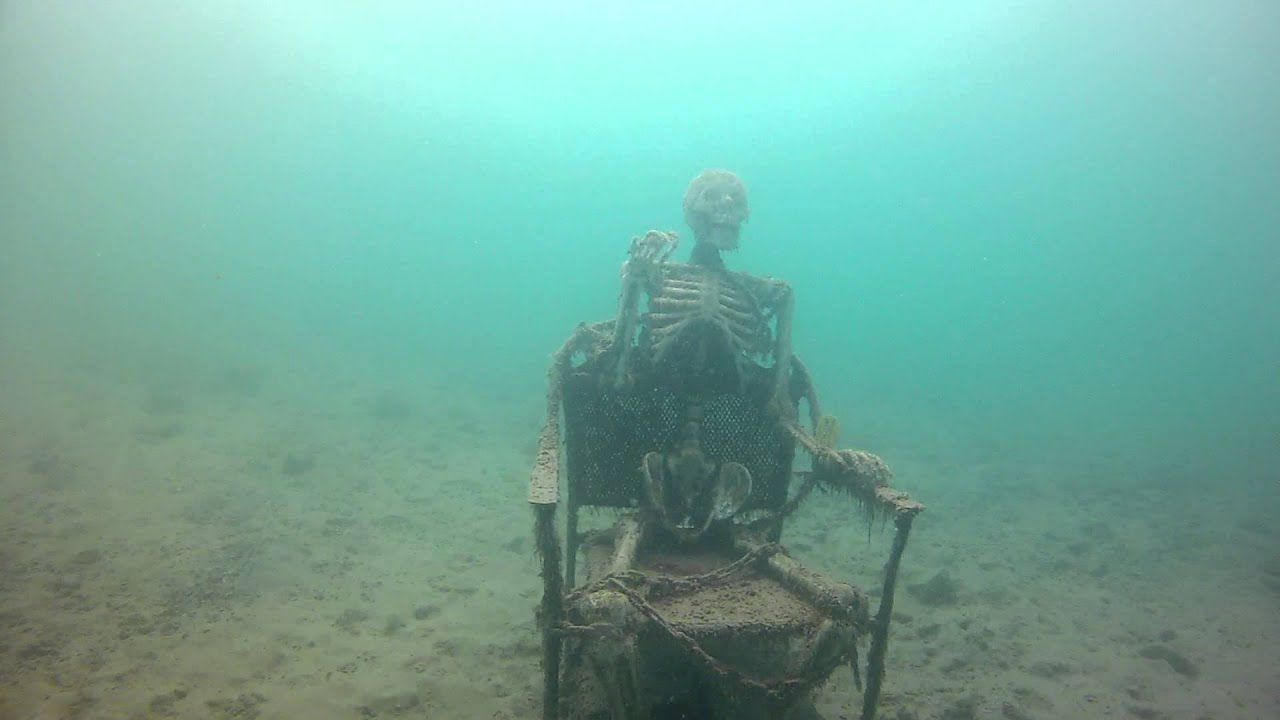 Squelette humain sur une chaise au fond de l’eau mort  oublie ancetre disparu époque