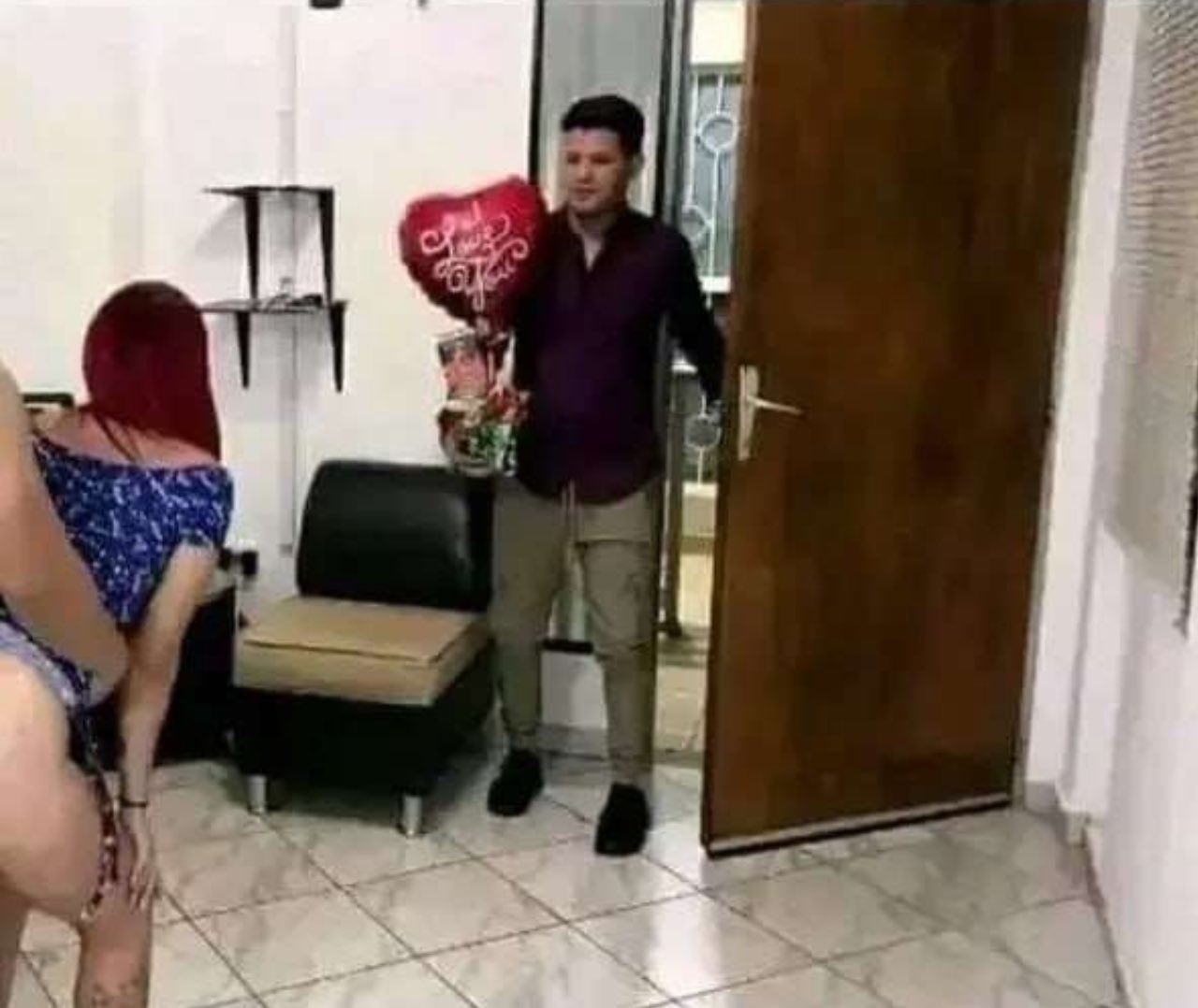 Un gars ramenant des cadeaux à sa femme la découvre en train de se faire baiser