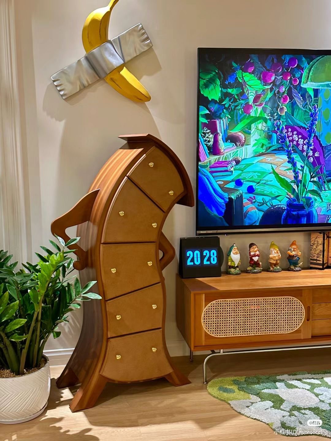 Meuble goofy stupéfié, regardant de travers