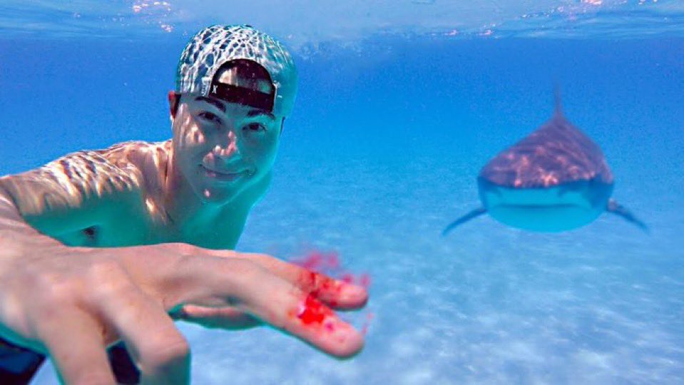 Mark Rober qui saigne de la main pour tester si le requin est attiré.