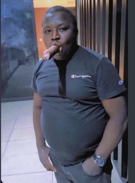 Homme fumant un cigare en tenue Champion