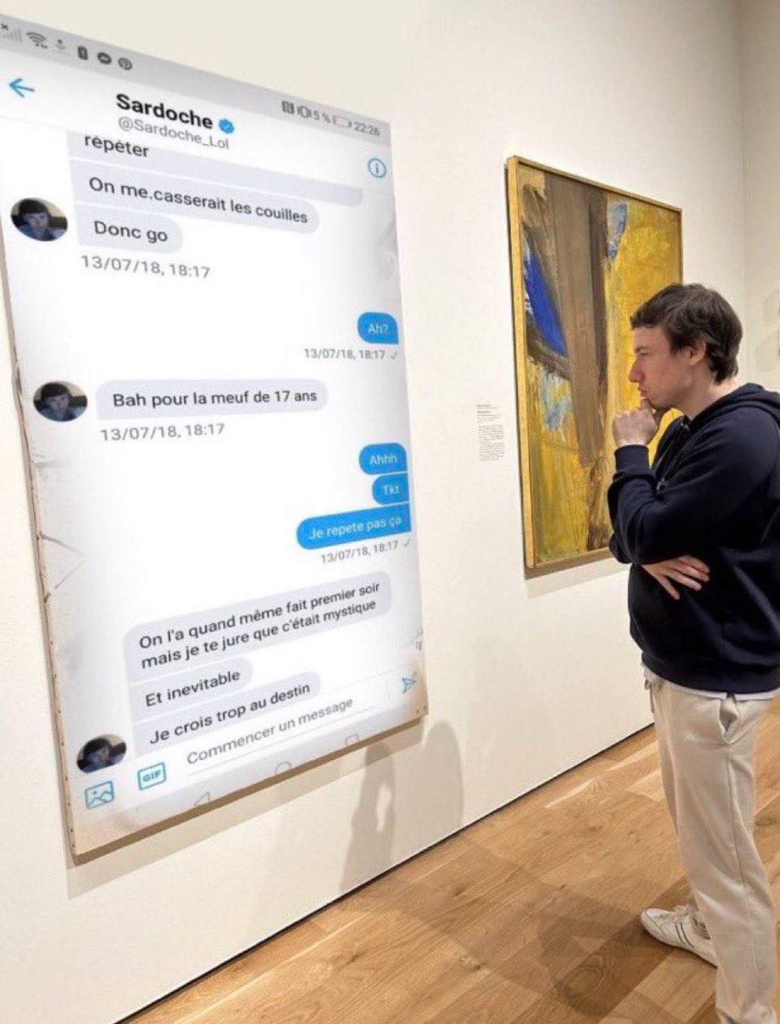 Sardoche regardant un tweet projeté disant qu'il bz une mineur