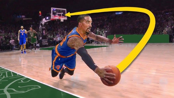 Un joueur de basket qui tente un tir impossible
