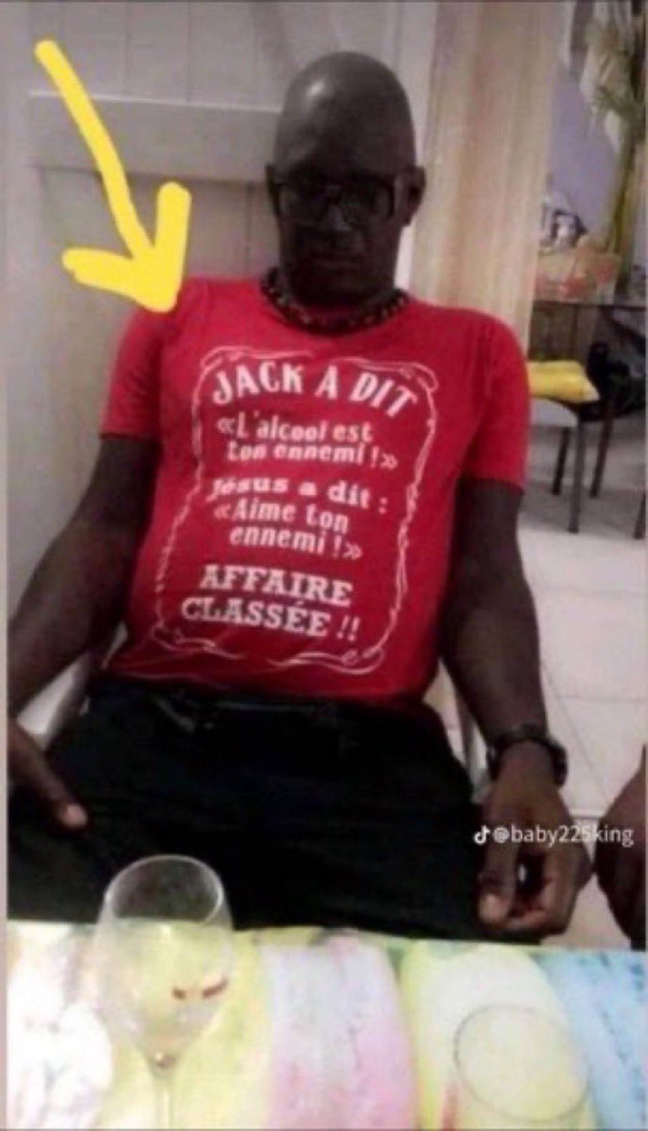 Homme en t-shirt "Jack a dit", parodie Jack Daniel