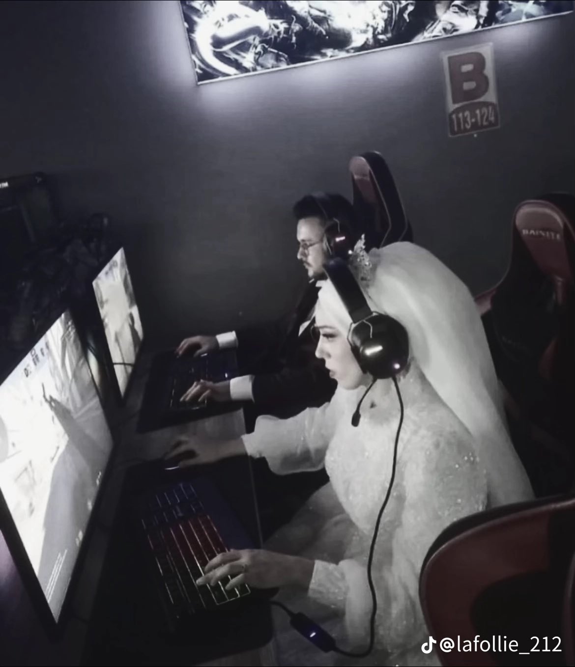 Nouvelle mariée en tenue de mariage jouant à un jeu vidéo avec son mari
