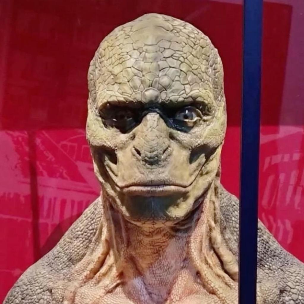 Reptile humanoïde regardant fixement de manière choqué