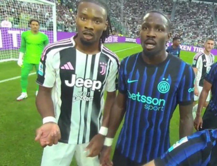 Deux joueurs de football qui comprend rien