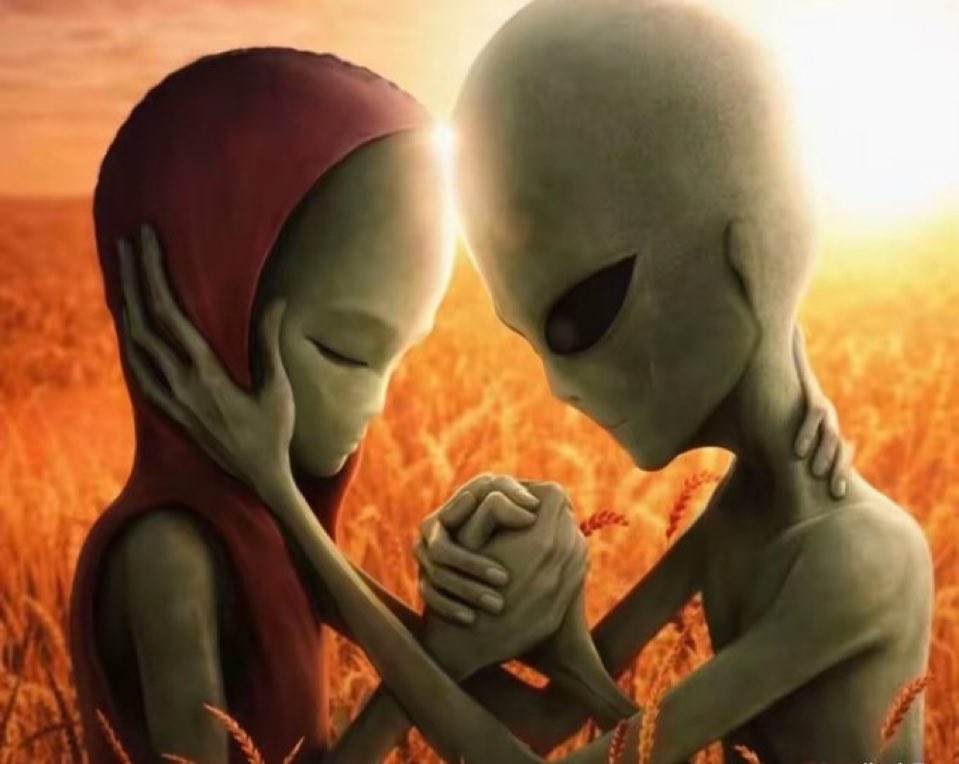 Deux aliens enlacés dans un champ
