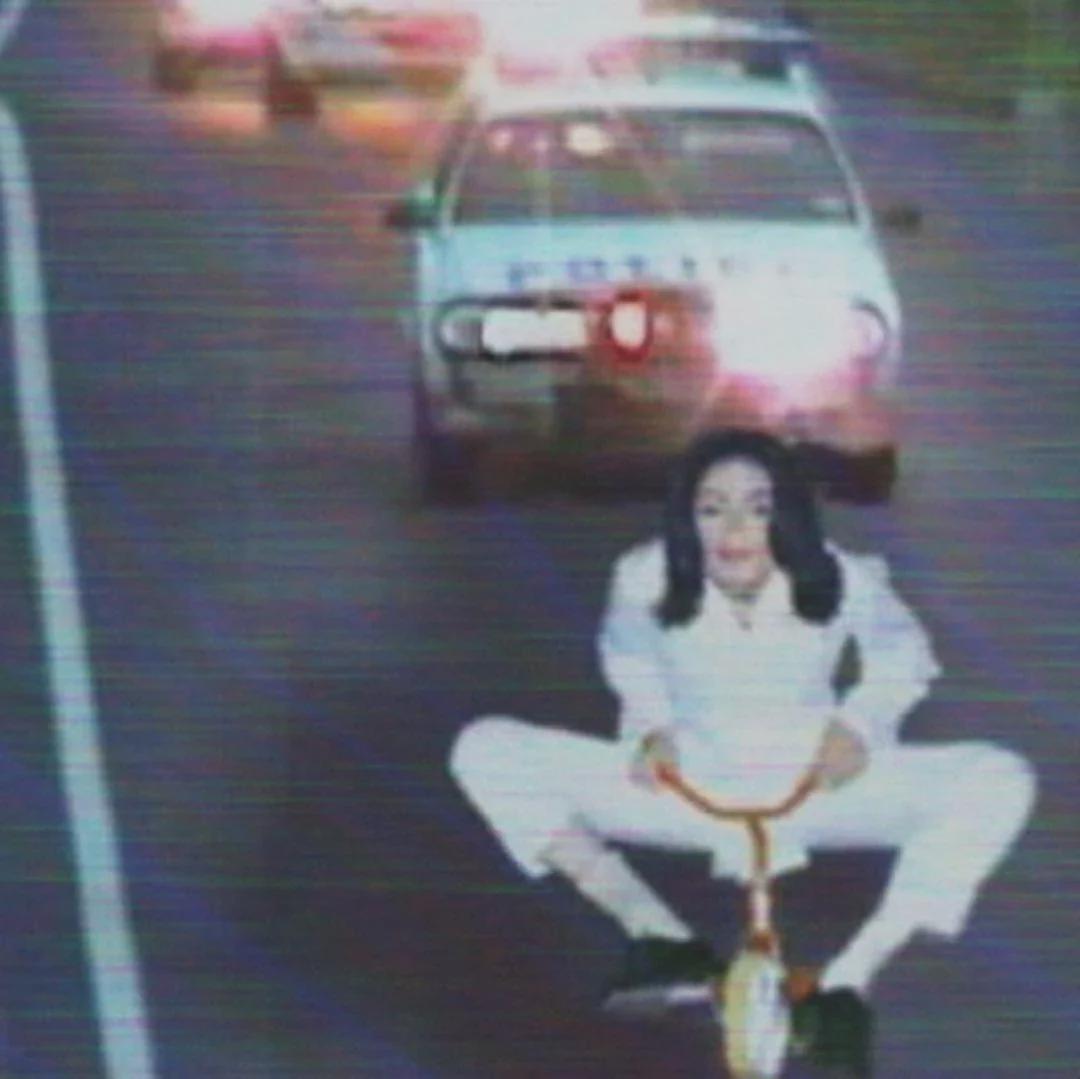 Michael Jackson sur un vélo se faisant poursvuire par une voiture de police