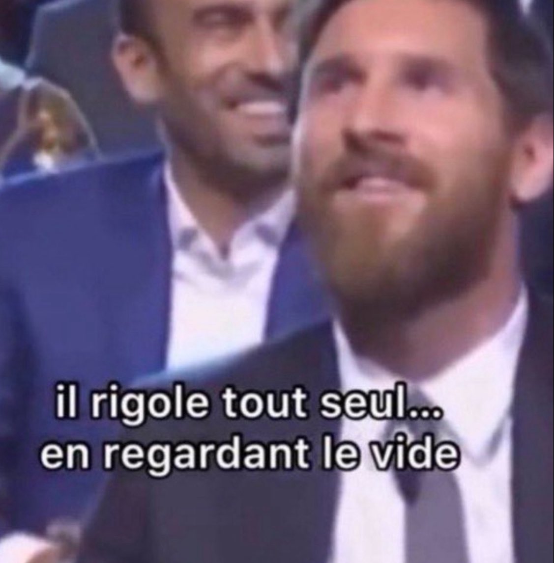 Lionel Messi rigolant seul en regardant le vide