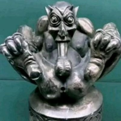 Statue gargouille qui s'auto suce