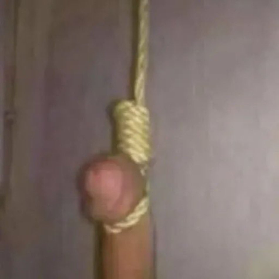 Pénis qui se pend à une corde