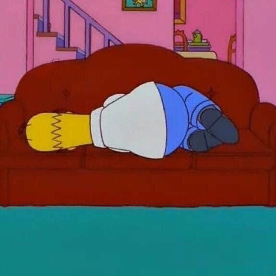 Homer Simpson endormi en position fœtale sur le canapé