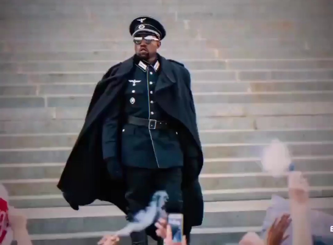 Kanye West costumé en uniforme nazi avec lunettes fumantes