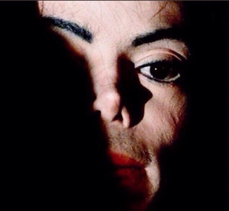 Plan sombre du visage de Michael Jackson