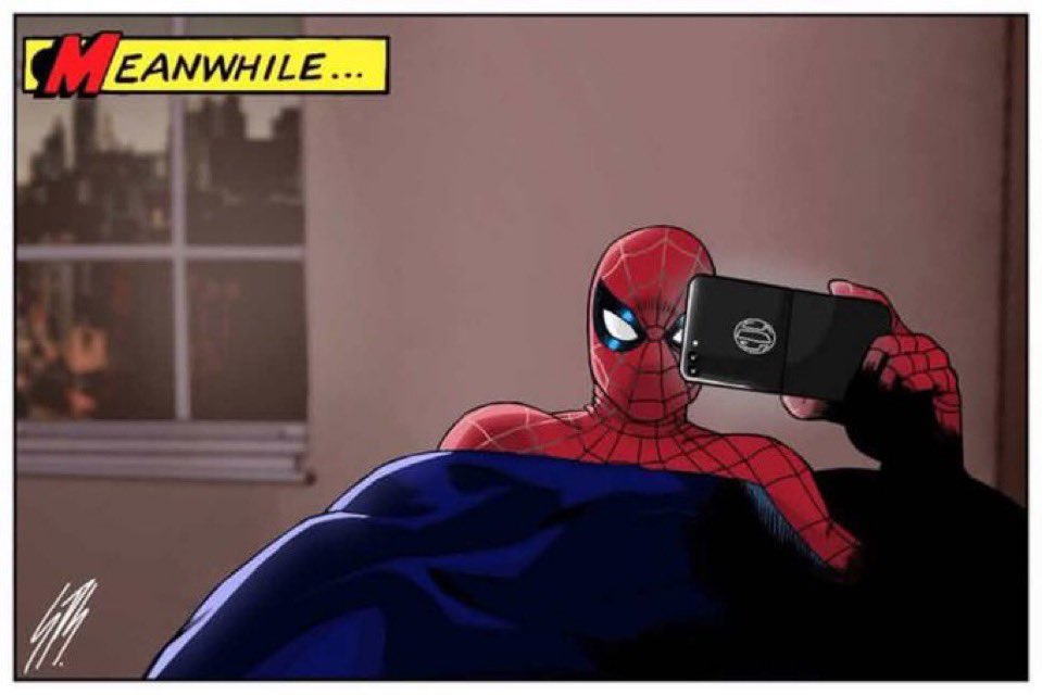 Spider-Man regarde son téléphone dans son lit en train de br/branler/masturber/s'asticoter le manche