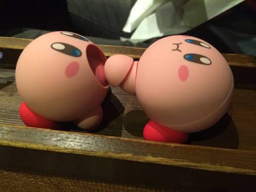 Deux figurines Kirby, dont l'un suce la bite/paff/zgeg/pénis/zizi de l'autre