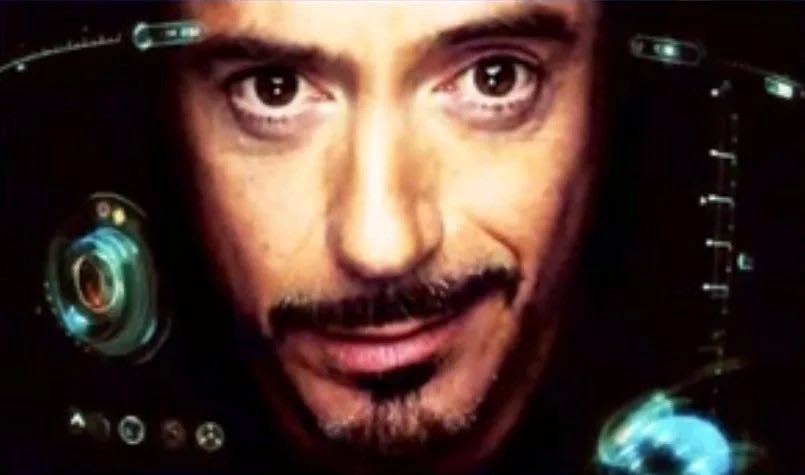 Tony Stark regarde dans son casque d'Iron Man