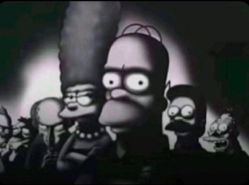 Homer Simpson et les habitants de Springfield fixent l'ecran avec un air sombre