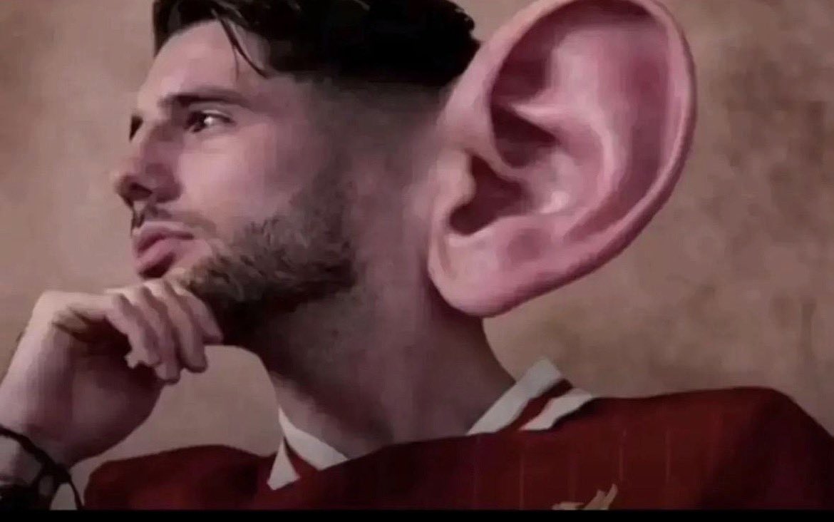 Homme avec une oreille géante qui écoute attentivement